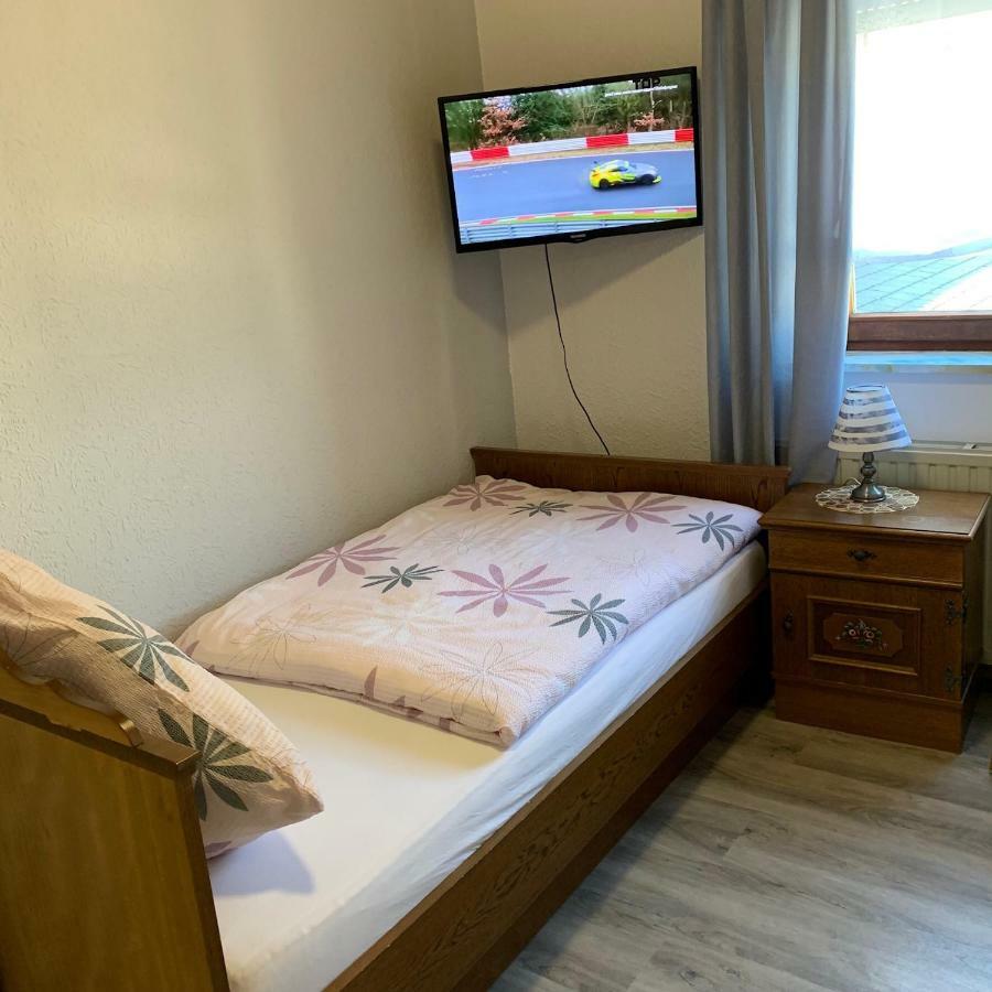 Bed and Breakfast Vina Am Ring Mannebach  Exterior foto