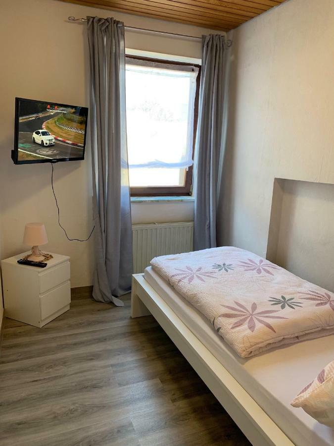 Bed and Breakfast Vina Am Ring Mannebach  Exterior foto